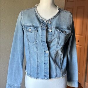 Kensie Women’s Denim Jacket in Soft Blue. Pre-loved. Excellent condition Size M
